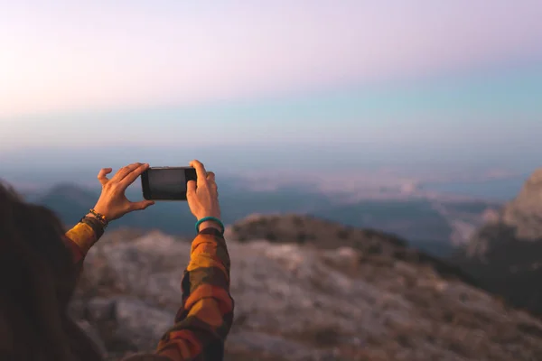 Beautiful Young Girl Travels Takes Photo Phone Travel Mountains Portrait — Zdjęcie stockowe