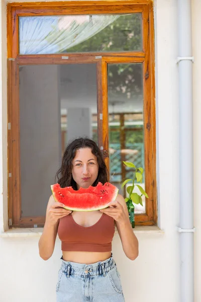 Leende Flicka Äter Vattenmelon Kvinna Håller Vattenmelonskiva — Stockfoto
