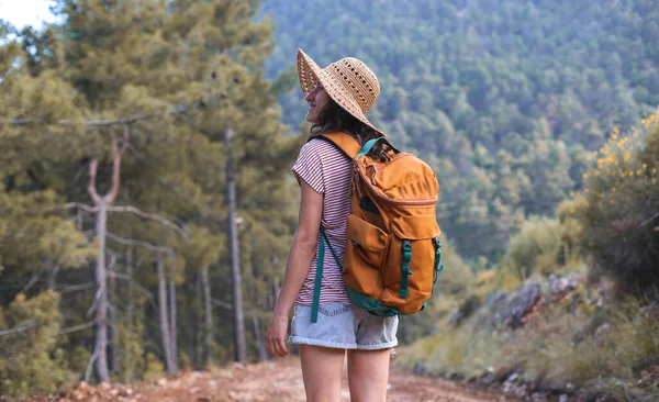 Una Mujer Con Una Mochila Sombrero Paja Bosque Una Chica —  Fotos de Stock