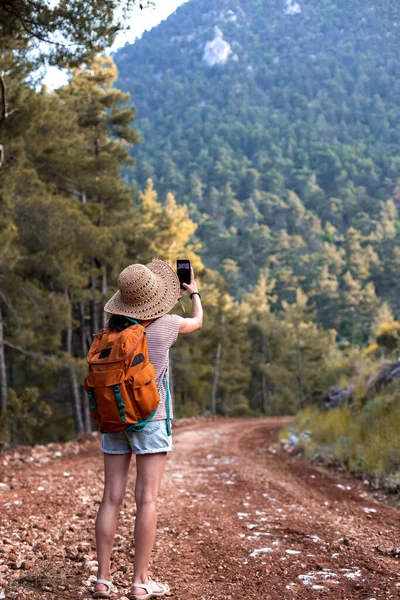 Ein Mädchen Fotografiert Mit Dem Smartphone Eine Wunderschöne Berglandschaft Eine — Stockfoto