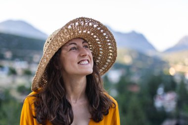 Sokakta şapkalı güzel bir genç kızın portresi. hasır şapka.