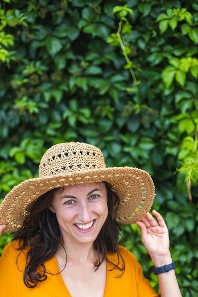 Una Ragazza Sorridente Con Cappello Paglia Trova Vicino Muro Ricoperto — Foto Stock