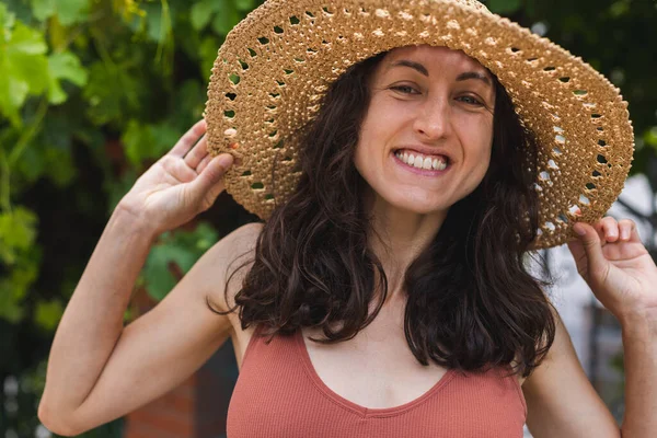 Portrait Beautiful Smiling Woman Wide Brim Straw Hat Looking Camera — Stockfoto
