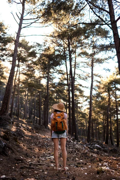 Πορτραίτο Γυναίκας Σακίδιο Και Ψάθινο Καπέλο Στο Δάσος Χαμογελαστό Κορίτσι — Φωτογραφία Αρχείου