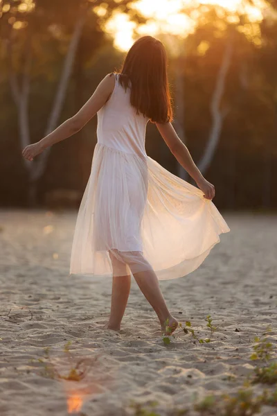 Hermosa Joven Mujer Moda Vestido Elegante Caminando Playa Atardecer — Foto de Stock