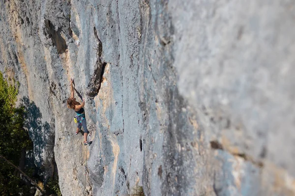 Сильна Дівчина Піднімається Скелю Великій Висоті Альпініст Тренується Скелях Тренує — стокове фото