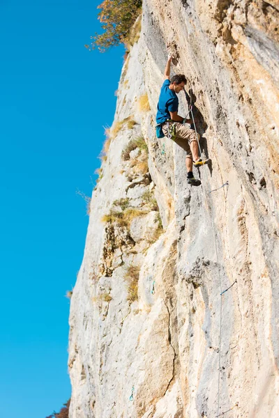 Strong Man Climbs Rock High Altitude Climber Trains Rocks Training — Fotografia de Stock