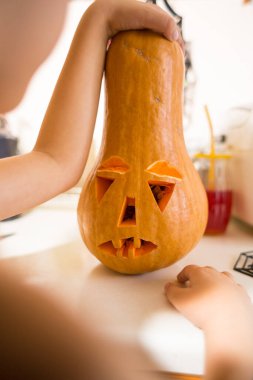 Cadılar Bayramı için balkabağı hazırlıyorum, çocuk bayram için dekorasyon hazırlıyor, Mutlu Cadılar Bayramı.