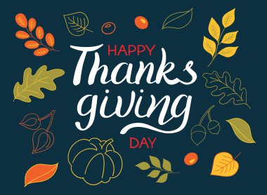 Elle çizilmiş Şükran Günü tipografisi posteri. Kartpostal, simge veya rozet için yapraklar, böğürtlenler ve balkabağı ile kutlama metni