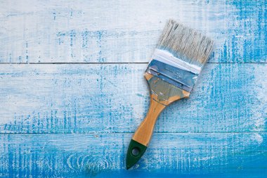 Boyalı tahtalarda boya lekeli boya fırçası.