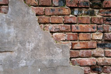 Soyulmuş alçılı eski tuğla duvar.