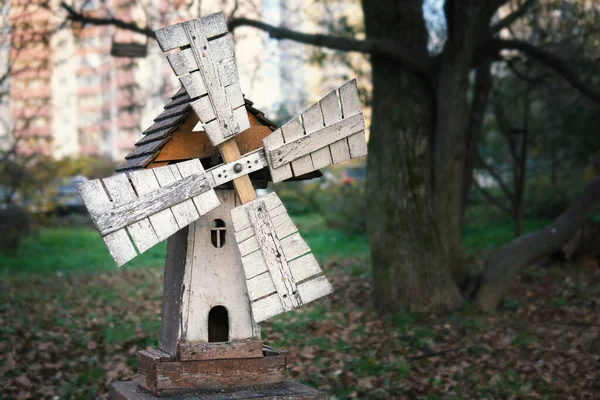 Model Středověkého Dřevěného Větrného Mlýna Dětském Hřišti Obytným Domem Pozadí — Stock fotografie