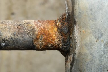 Su sızıntısı ve pas olan iki su borusunun kaynak yerindeki kırık bir kaynakla yakından ilgilenin.