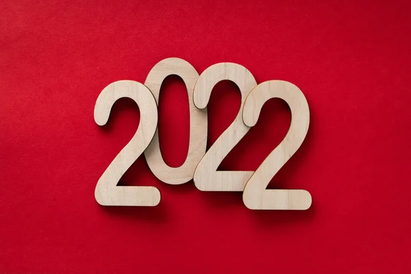 2022 Yıllık Ahşap Sayılar Gölgeli Kırmızı Kağıdın Arkasında Yatıyor Mutlu — Stok fotoğraf