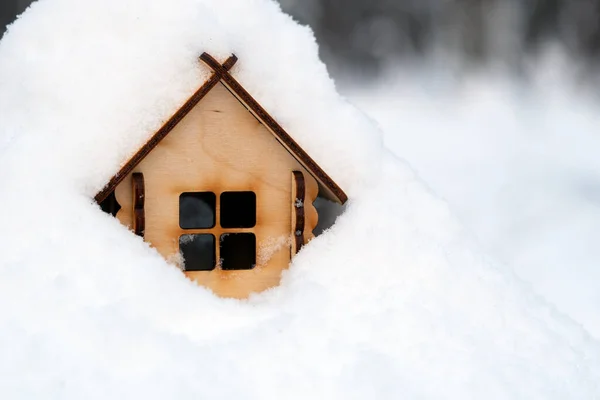 Игрушечный Деревянный Дом Глубоко Покрытый Снегом Зимний День Концепция Снежной — стоковое фото