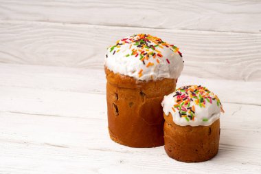 Geleneksel Paskalya Rus şenlik ortodoks pastaları, boyalı beyaz tahta tahtalarda fotokopi alanı olan kulichler.