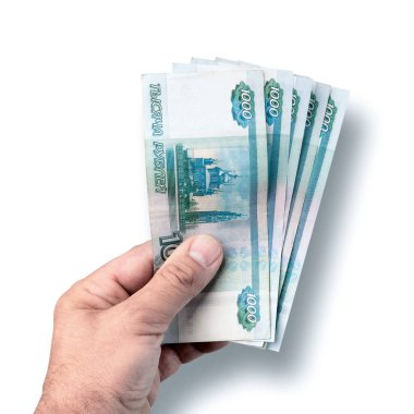 Bir erkeğin elinde binlerce ruble değerinde banknotlar var.
