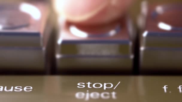 Finger trycker på en stoppknapp på en vintage bandspelare makro — Stockvideo