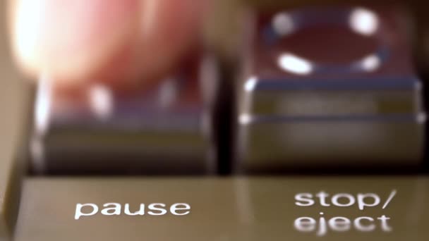 Parmak makrosu ile basılmış eski bir teybin durdurma düğmesi — Stok video