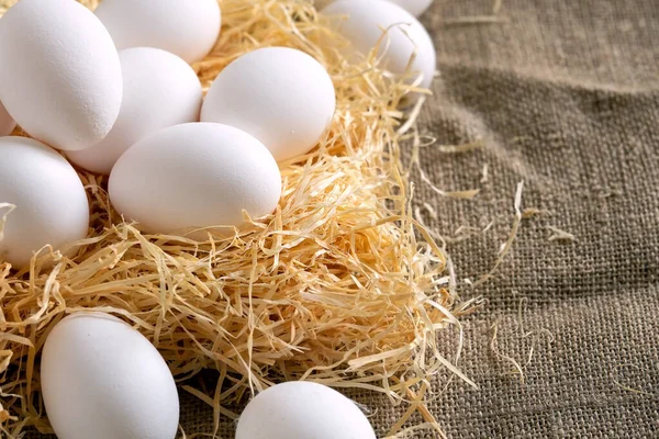 Weiße Hühnereier im Stroh-Nest auf Klettverschluss-Nahaufnahme — Stockfoto