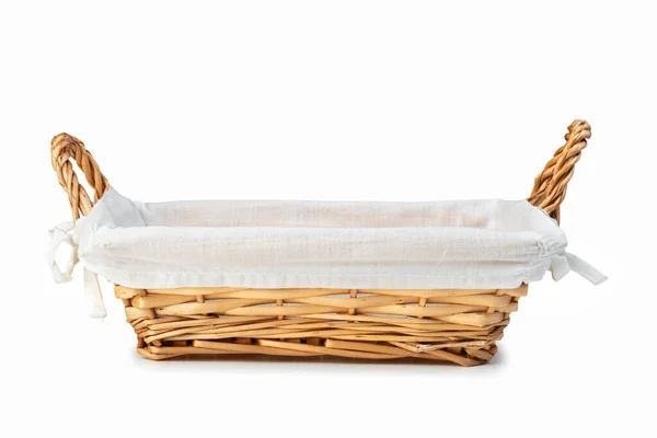 空柳条箱面包篮，白色餐巾与白色隔离 — 图库照片