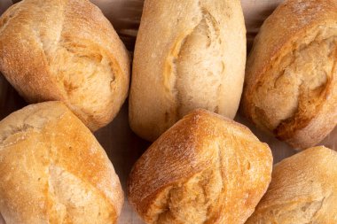 Taze beyaz buğday çörekleri yakın.