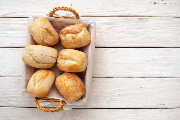 Świeżo Upieczony Chleb Pszenny Wiklinowym Koszu Białym Drewnianym Stole Smaczne — Zdjęcie stockowe