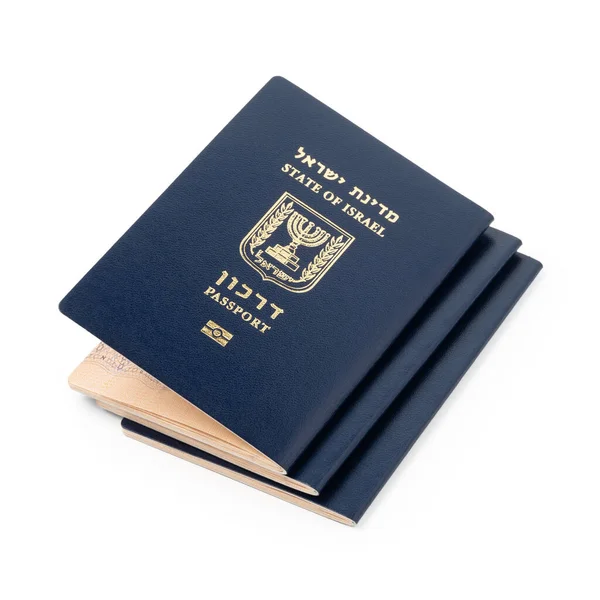 Darkonlar beyaz üzerine izole edilmiş İsrail pasaportları yığını — Stok fotoğraf