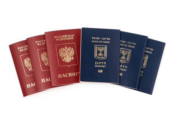 Beyaz arka planda izole edilmiş İsrail ve Rusya 'nın uluslararası seyahat pasaportları yığını. — Stok fotoğraf