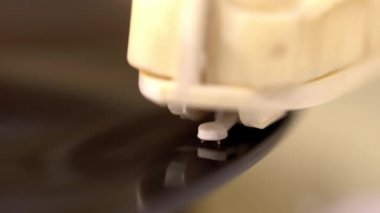 Dönen eski bir plak çaların makro çekimi