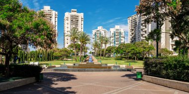 İsrail 'in Ramat-Gan kasabasındaki güzel bir parkın panoramik manzarası