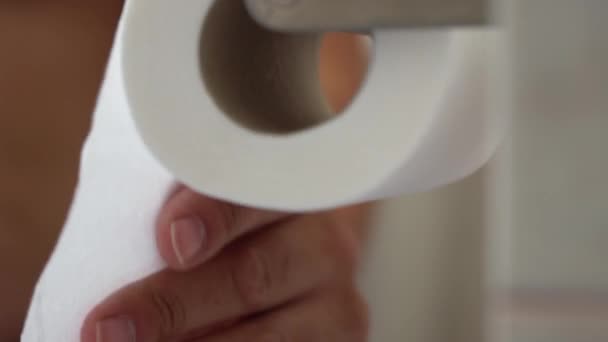 Mão Masculina Desenrolamento Papel Higiênico Rolo Pendurado Suporte Papel Tiolet — Vídeo de Stock