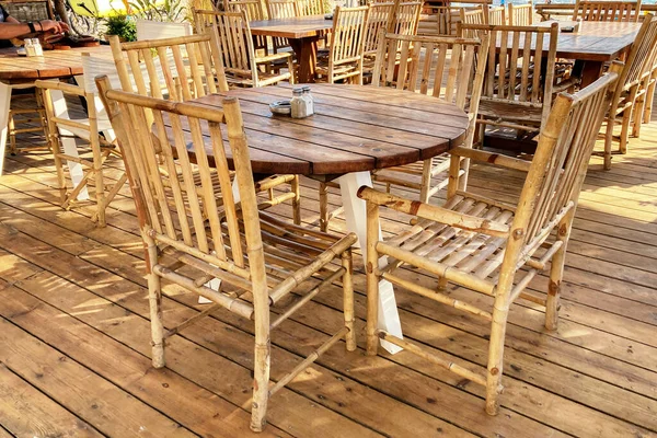 Prázdný Dřevěný Stůl Židle Kavárně Pláži Letním Večeru — Stock fotografie