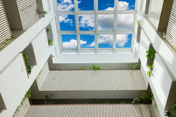 Εσωτερικό Αίθουσας Μοντέρνου Κτιρίου Διάφανη Γυάλινη Οροφή Μπλε Θολό Ουρανό — Φωτογραφία Αρχείου