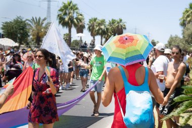 Tel Aviv Yafo, İsrail - 10 Haziran 2022: 2022 'de Tel Aviv' deki Gay Onur Yürüyüşü 'nde gökkuşağı renklerine boyanmış şemsiye şeklinde bir adam