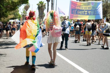 Tel Aviv Yafo, İsrail - 10 Haziran 2022. Tel Aviv 'deki Gay Onur Yürüyüşü' nde lgbt gökkuşağı renginde genç kızlar