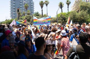 Tel Aviv Yafo, İsrail - 10 Haziran 2022. Tel Aviv 'deki Gay Gurur Yürüyüşü' ne katılan bir grup insan