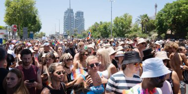 Tel Aviv Yafo, İsrail - 10 Haziran 2022. Tel Aviv 'deki Gay Gurur Yürüyüşü' ne katılan bir grup insan