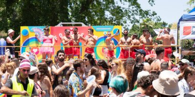 Tel Aviv Yafo, İsrail - 10 Haziran 2022. 2022 'de Tel Aviv' deki gay onur geçidinde şarkı söyleyip dans eden bir grup Happy Igbt insanı.