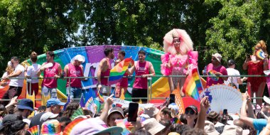 Tel Aviv Yafo, İsrail - 10 Haziran 2022. 2022 'de Tel Aviv' de eşcinsel onur yürüyüşü yapan mutlu Igbt insanları.