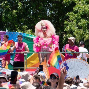 Tel Aviv Yafo, İsrail - 10 Haziran 2022. Lgbt 'nin parlak kostümlü insanları 2022' de Tel Aviv 'deki eşcinsel onur geçidinde gösteri veya performans sergiliyorlar.