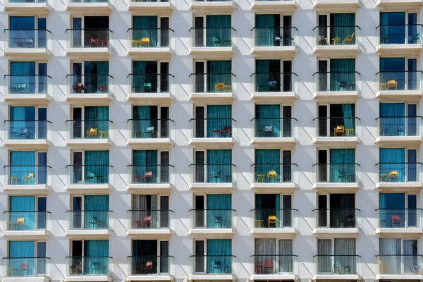 Fundo Com Janelas Hotel Com Cadeiras Nas Varandas — Fotografia de Stock