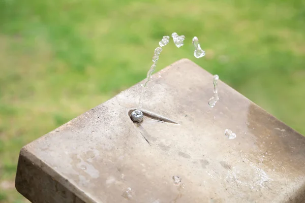 Stroom Van Water Stroomt Uit Openlucht Fontein Het Park — Stockfoto