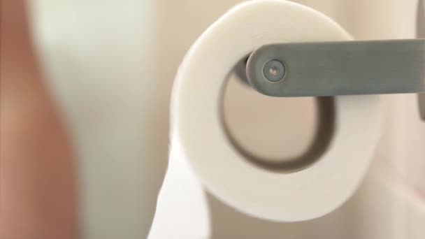 Hand Man Unwinding Toilet Paper Roll Hanging Tiolet Paper Holder — Stockvideo