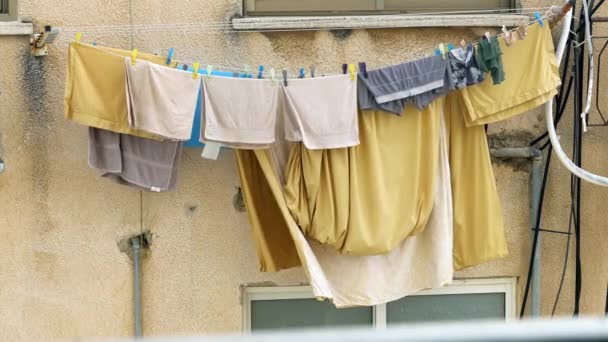 Κλινοσκεπάσματα Ρούχα Πετσέτες Στεγνώνουν Ένα Σχοινί Και Ταλαντεύονται Στον Άνεμο — Αρχείο Βίντεο