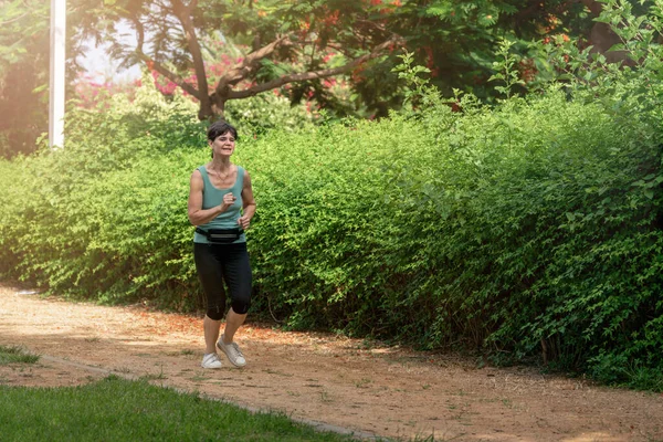 Middle Aged Caucasian Woman Running Path Park Summer Morning Israel — Stockfoto