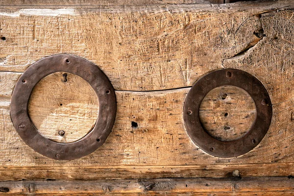 Fragmento Uma Antiga Porta Madeira Rachada Com Placas Metal Redondas — Fotografia de Stock