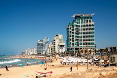 Tel Aviv Yafo, İsrail - 23 Eylül 2022. Güneşli bir günde Tel Aviv plajı manzarası