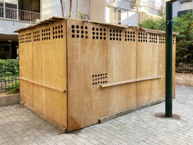 Yahudi bayramı boyunca İsrail 'in Rishon Lezion kentindeki bir yerleşim yerinin bahçesindeki tahta sukkah.