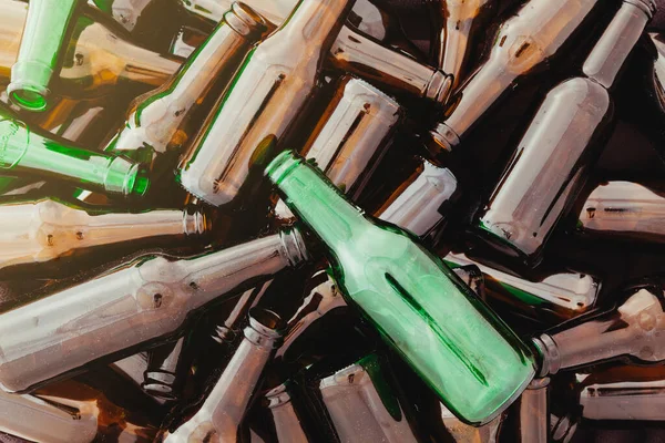 Mucchio Bottiglie Vuote Vetro Marrone Verde Angolo Entra Bagliore Luce — Foto Stock
